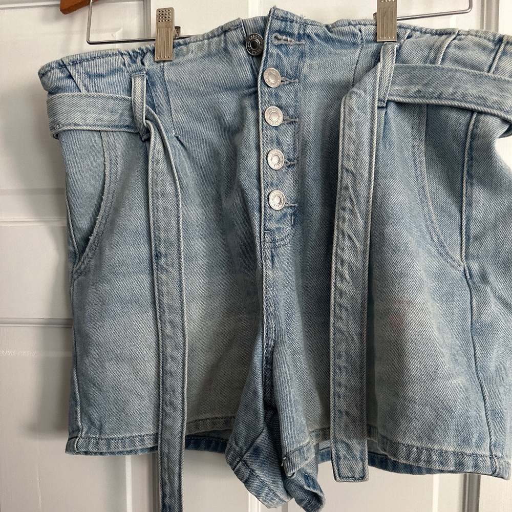 American Eagle Outfitters button fly Mom shorts belted